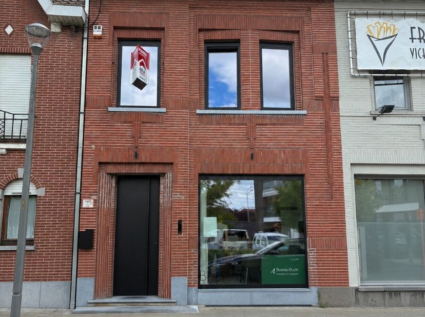 À louer: appartement en duplex entièrement rénové à Vichte, comprenant 3 chambres, situé dans un emplacement central.Cet appartement a été entièrement