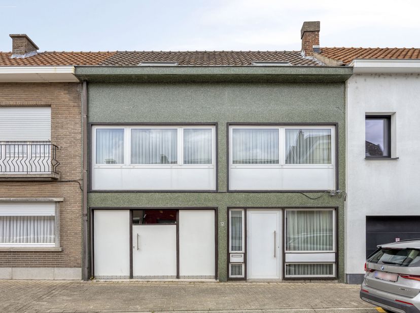 * JOUR DE VISITE LE 13/06 ENTRE 14h-16h * Sur RDV * Très solide et spacieuse maison bel-étage aux éléments architecturaux uniques, idéalement située à