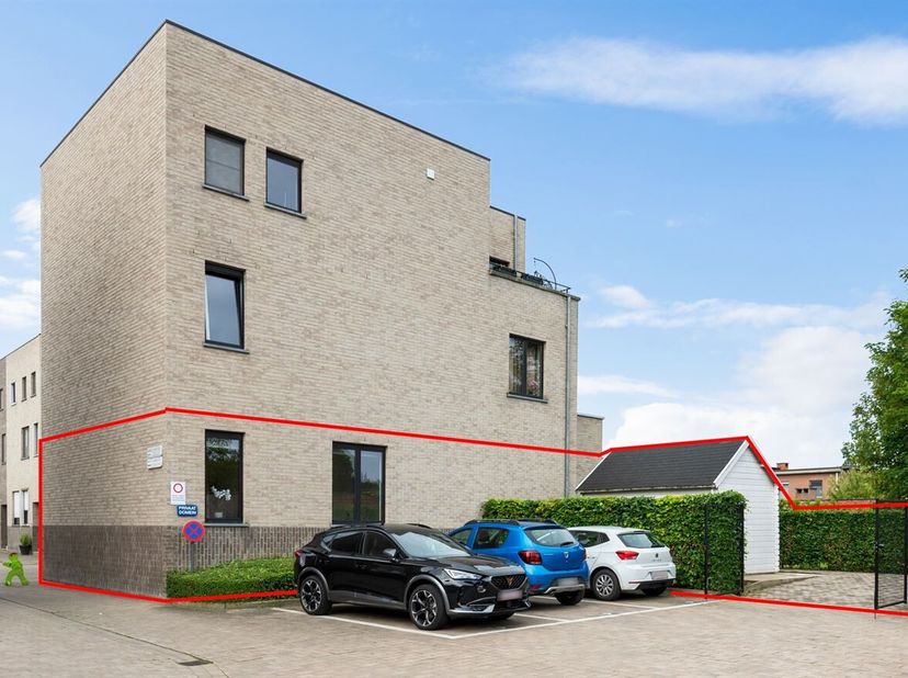 Prachtig appartement (109 m²) voorzien van twee slaapkamers, hoge plafonds 4,20m, een prachtig aangelegde ZW-tuin (320 m²) met terras, ondergrondse +