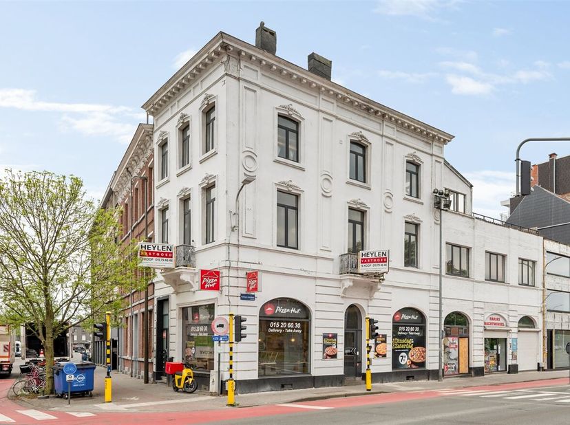 Brusselsepoortstraat 2 in Mechelen is centraal gelegen, vlak bij de historische Brusselpoort de enige overgebleven middeleeuwse stadspoort van Mechele