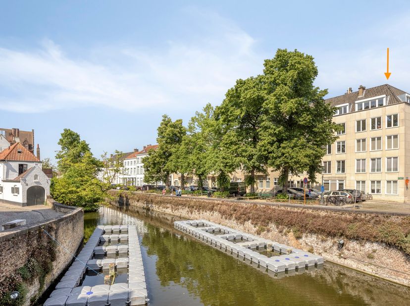Dit HIGH-END GERENOVEERD hoekappartement met uniek zicht op de Augustijnenrei &amp;amp; 3 SLAAPKAMERS bevindt zich in hartje Brugge. Deze parel (4°V) werd