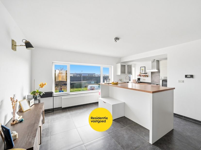Ontdek deze ruime en lichtrijke woning gelegen langs de vaart in Oudenburg. Met een bewoonbare oppervlakte van ca. 145 m², recente renovaties en een g