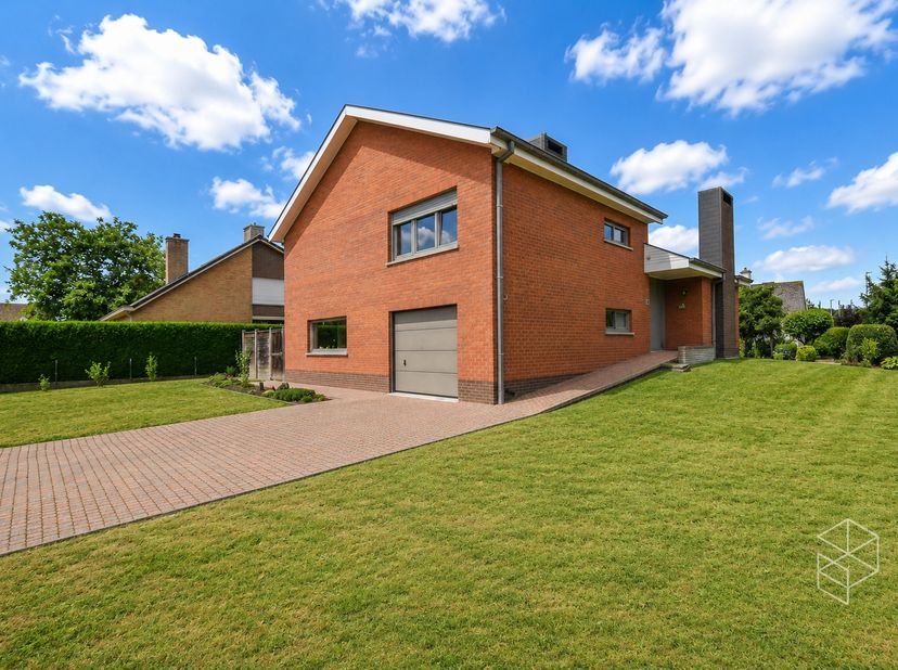 Deze ruime en lichtrijke woning in Oostkamp combineert aangename leefruimtes met heel wat praktische bergruimte en een grote tuin rondom de woning.<br