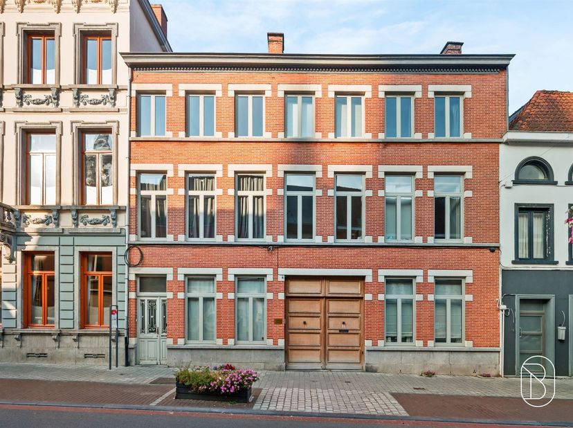 Au cœur de Renaix se trouve cette propriété d'exception, composée de deux logements distincts. L'ancienne demeure de directeur, au cachet majestueux,