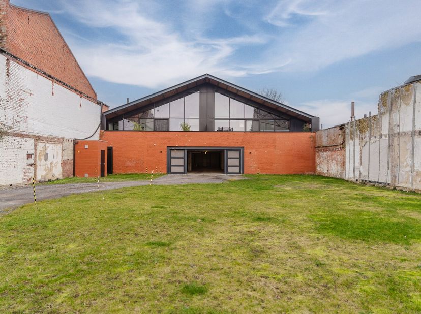 Ruime autostaanplaats van 38 m² in een beveiligd complex met elektrische poort, uitstekend bereikbaar en veilig. De staanplaats bevindt zich onder 5 l