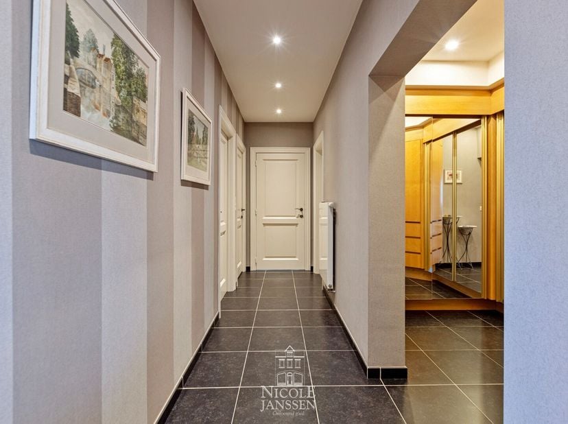 Deze verzorgde woning met hoogwaardige afwerking werd doorheen de jaren vernieuwd en is zeer goed onderhouden. Dankzij de doordachte indeling is ze ge