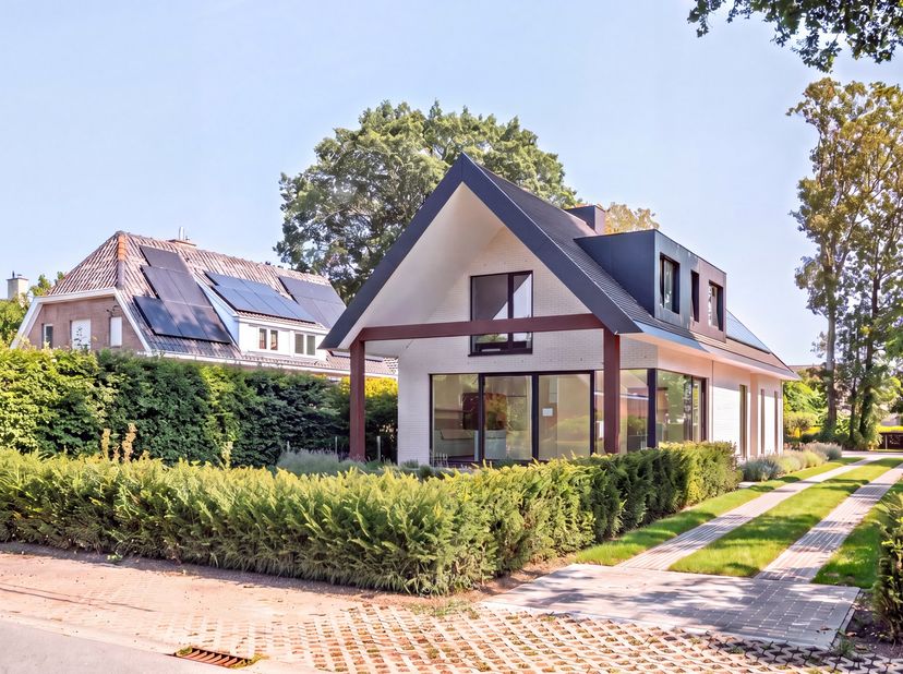 Gelegen in de Steenakkerstraat, in Heusden Dorp, kan u deze luxueuze nieuwbouwvilla terugvinden. Deze villa telt een bewoonbare oppervlakte van maar l