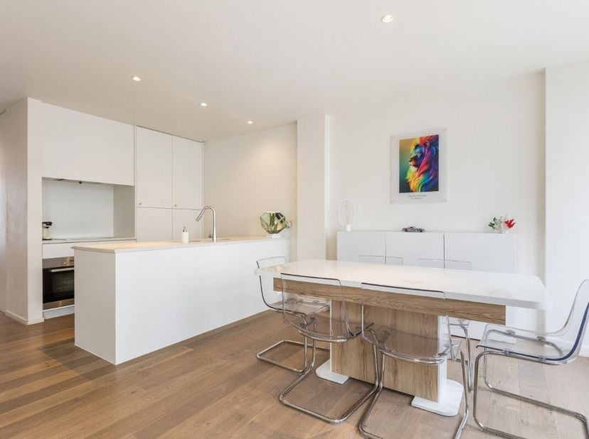 La Panne: Appartement van 116 m² met terras van 13 m², 2 slaapkamers, in het centrum! Dit appartement bevindt zich in een moderne residentie, volledig