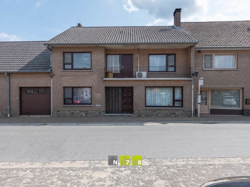 ZEER RUIME RIJWONING MET 6 SLAAPKAMERS &amp;amp; INPANDIGE GARAGE OP EEN PERCEEL VAN 9A64CA TE BREE (TONGERLO) <br />
ADRES<br />
- Dorpstraat 28, 3960 Br