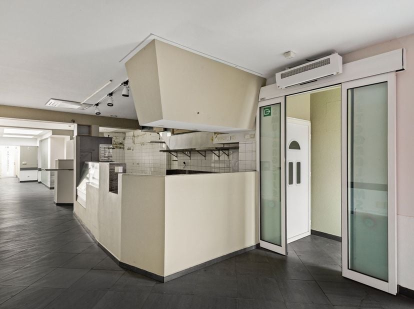 Appartement commercial en duplex au rez-de-chaussée à vendre à Hoboken !<br />
<br />
Emplacement :<br />
Cette propriété commerciale polyvalente e