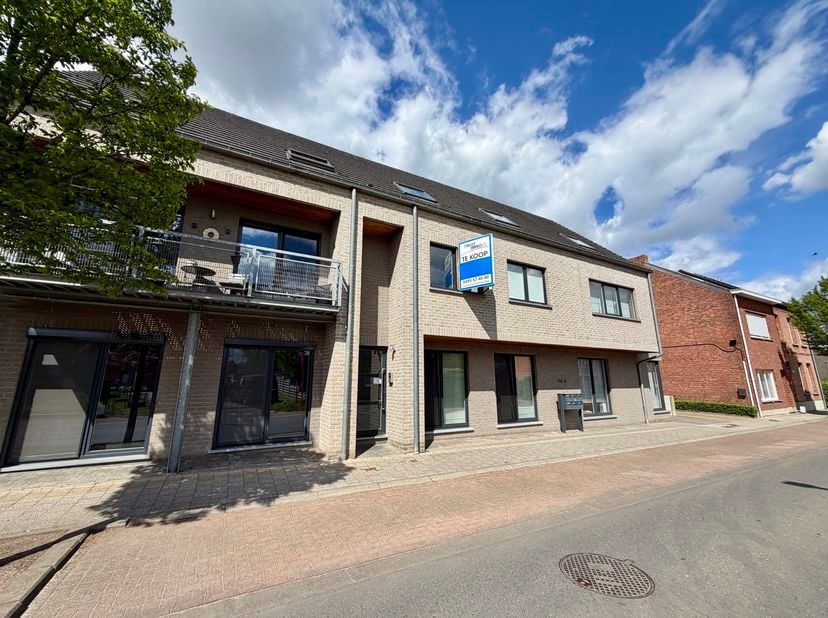 Instapklaar en zéér ruim appartement (133 m²) met een topligging vlakbij het centrum van Heist en Hallaar, winkels, het station en openbaar vervoer.<b