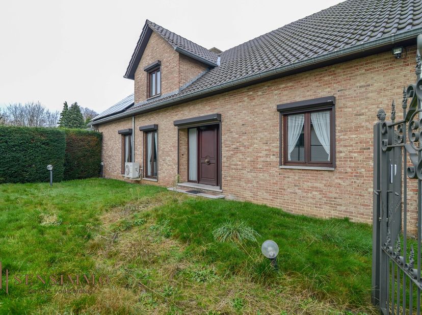 Deze vrijstaande ruime woning is gelegen in een residentiële woonwijk, op een mooi perceel van 7a 92ca te Boxberg - Genk. Dankzij de renovatiewerken o