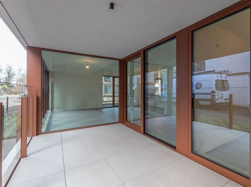 Gelijkvloers appartement met overdekt terras van +20 m² in het hart van de Bonenwijk. Met een uitzonderlijk ruime en lichtrijke leefruimte en een over