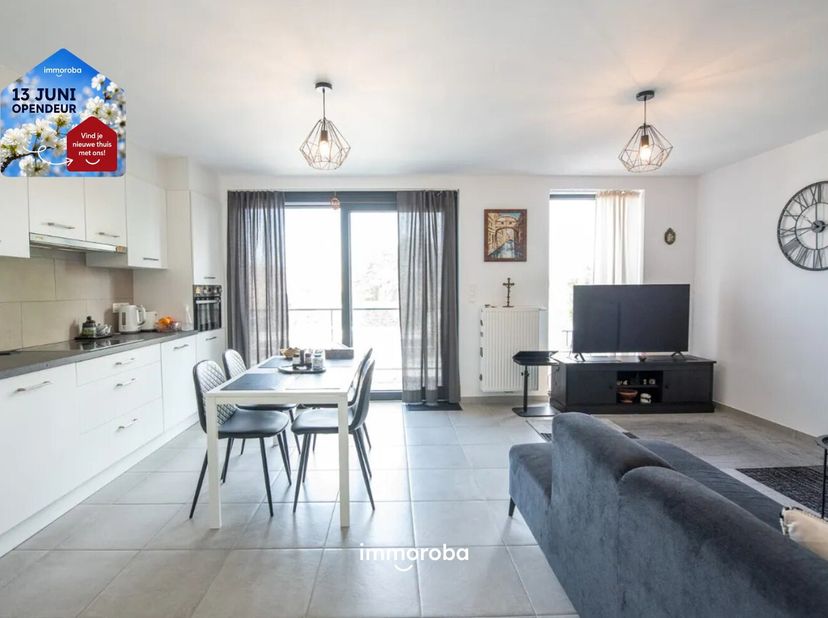 In de Marcel Windelsstraat te Waregem bevindt zich dit recent appartement met 2 slaapkamers, gelegen op het tweede verdiep van de residentie en gebouw