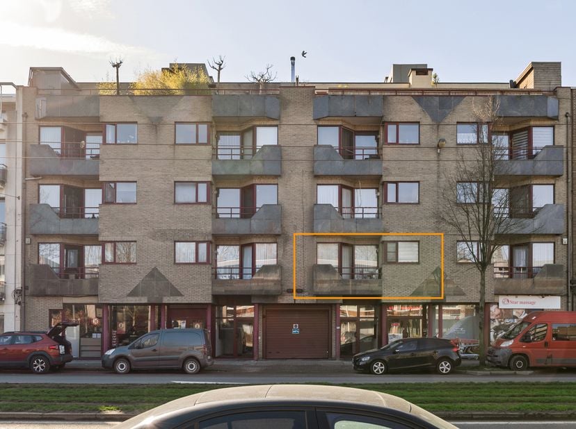 Op een centrale ligging aan de Groenendaallaan bevindt zich dit verzorgd appartement op de eerste verdieping. Dankzij de aanwezigheid van openbaar ver