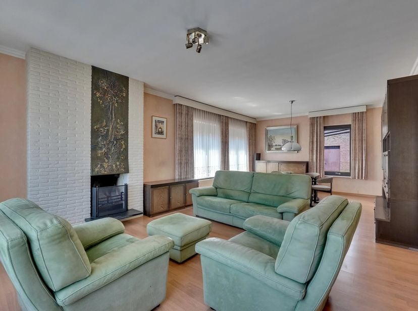 Deze ruime gezinswoning, gelegen aan de Kleistraat 9 in Bilzen, biedt een bewoonbare oppervlakte van maar liefst 171 m² en bevindt zich op een perceel