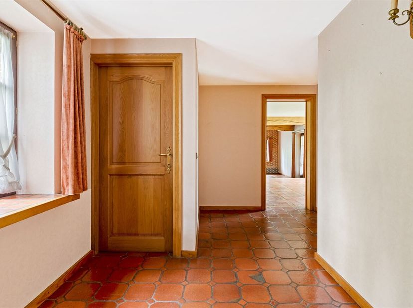 Unieke halfopen bebouwing in fermette stijl op ruim ingesloten perceel van bijna 2.200 m²!<br />
De woning is als volgt ingedeeld:<br />
Een zeer ruim