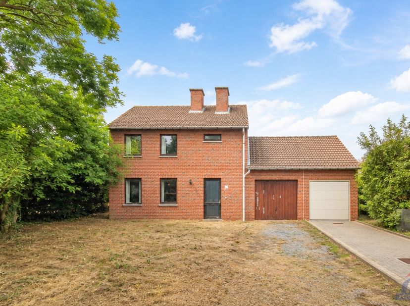 Op zoek naar een woning met potentieel die je volledig naar eigen smaak en wensen kan renoveren? Deze halfopen bebouwing, gelegen aan Smisveld 2 te 38