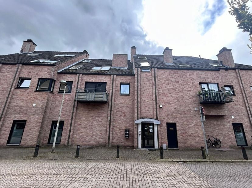 Dakappartement met 1 slaapkamer in het centrum van Zonhoven.Voor meer informatie ga naar: https://www.era.be/nl/te-huur/zonhoven/appartement/instapkla