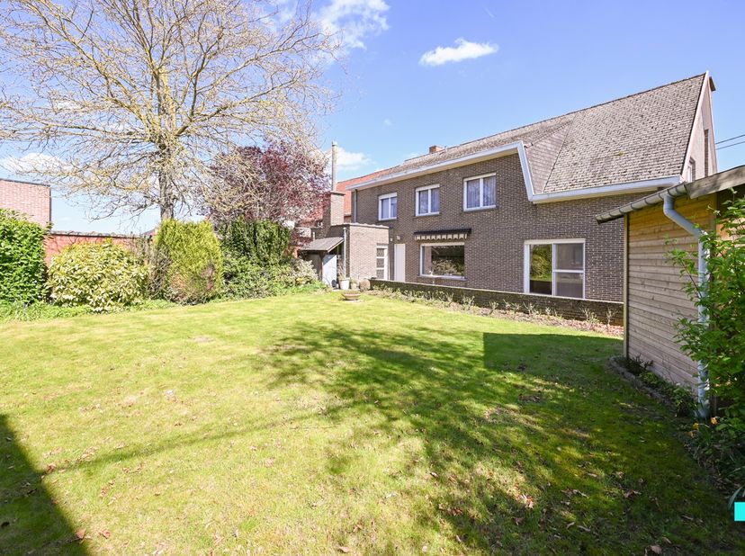 Deze ruime, te renoveren halfopen bebouwing met vijf slaapkamers is gelegen op de Bosmolens te Izegem op een west gericht perceel van 410 m². De bewoo