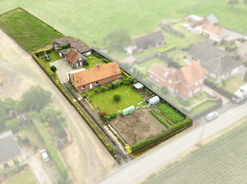 Deze CHARMANTE hoeve situeert zich in de GROENE RAND van Hansbeke, dit met een VLOTTE BEREIKBAARHEID naar E40. U heeft er SUBLIEM UITZICHT over de zow