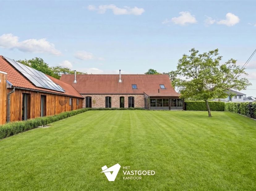 Super knap gerenoveerde hoeve (384m²) op perceel van 2344m² met garage voor 2 auto's te Meerhout.<br />
Belangrijkste troeven: <br />
- Rustige liggin