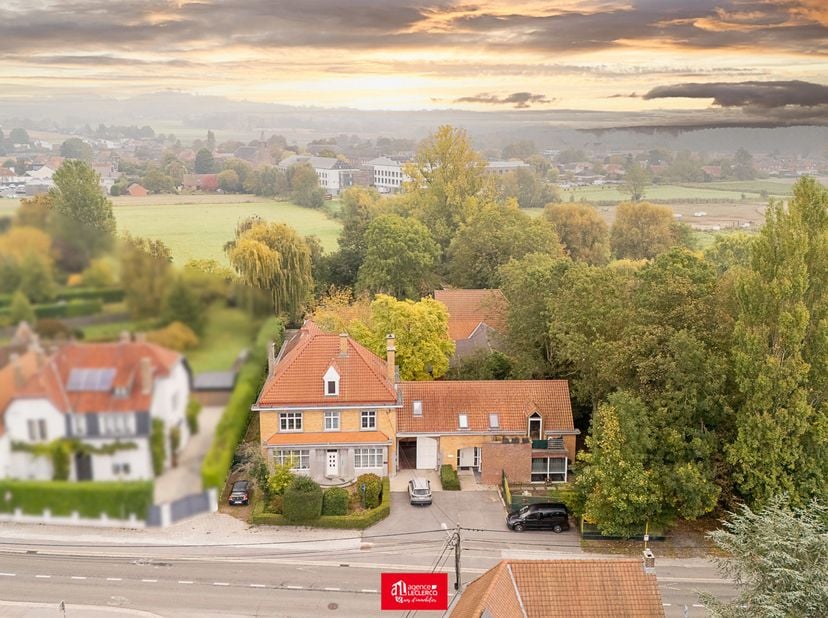 CLINIQUE VETERINAIRE située proche de Tournai et à proximité des autoroutes, lAgence Leclercq vous propose cette clinique de 500 m² !<br />
La cliniqu