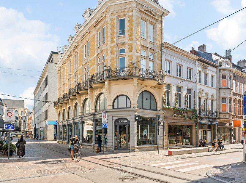 Gelegen op de derde en vierde verdieping van een karaktervol hoekpand met een uitzonderlijke gevelarchitectuur, bevindt zich dit gerenoveerde penthous