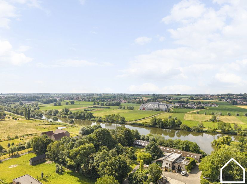 Deze charmante en goed onderhouden woning met z'n prachtige tuin biedt naast zijn landelijke verzichten ook nog eens  een toplocatie met tal van mogel
