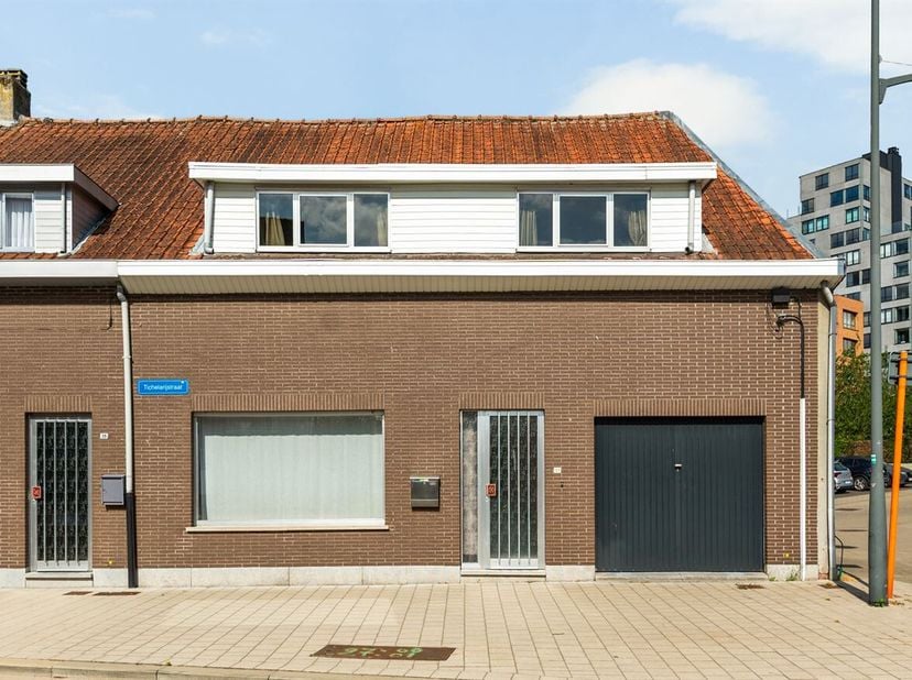 Te renoveren gezinswoning met 4 slaapkamers, garage en tuin<br />
Gelijkvloers<br />
Via de inkomhal betreedt u de woning. Vanuit de hal heeft u toega