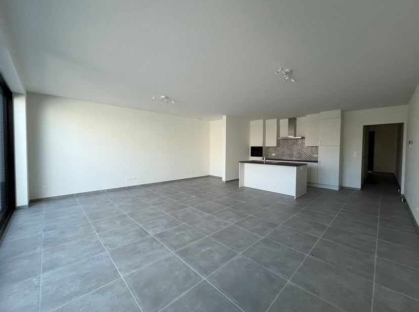 Magnifique appartement neuf et économe en énergie, comprenant 1 chambre, un jardin et une place de parking<br />
<br />
Situation : Idéalement situé a