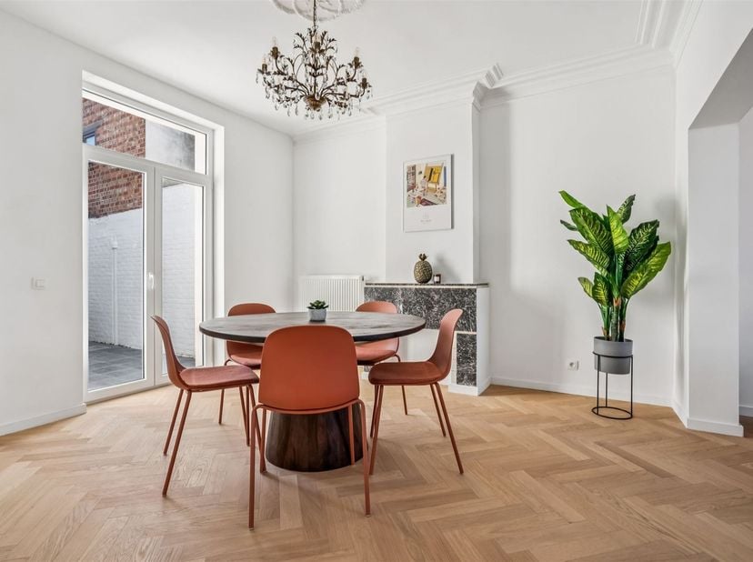 Deze volledig gerenoveerde rijwoning met vier ruime slaapkamers is zeer centraal gelegen en bevindt zich op wandelafstand van de markt van Maldegem. D