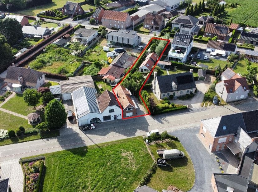 Maison à rénover avec annexe habitable à vendre à Oeselgem Cette maison à rénover offre de nombreuses possibilités. Elle est implantée sur un vaste te