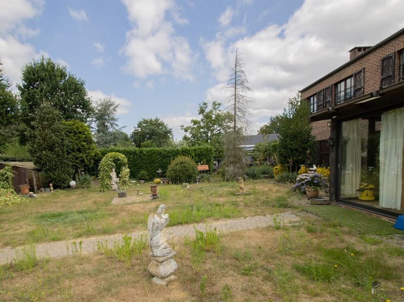 Ruime op te frissen villa met 2 keukens, 2 badkamers en min. 5 slaapkamers op 1.157 m².  <br />
Mogelijkheid tot kangoeroewonen. <br />
Gelijkvloers: