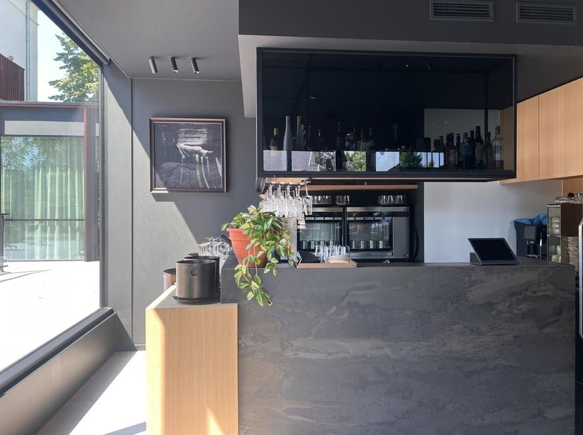 <br />
Dit handelsgelijkvloers/kantoor van 220m² is gelegen langs de Hundelgemsesteenweg te Merelbeke, met uitstekende verbinding met de R4, E40 en E1