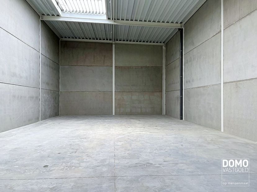 Deze recent opgeleverde KMO-unit van ca. 200 m² is gelegen op het Bedrijvenpark Stadsbeemd te Halen en biedt een uitstekende opportuniteit voor ondern