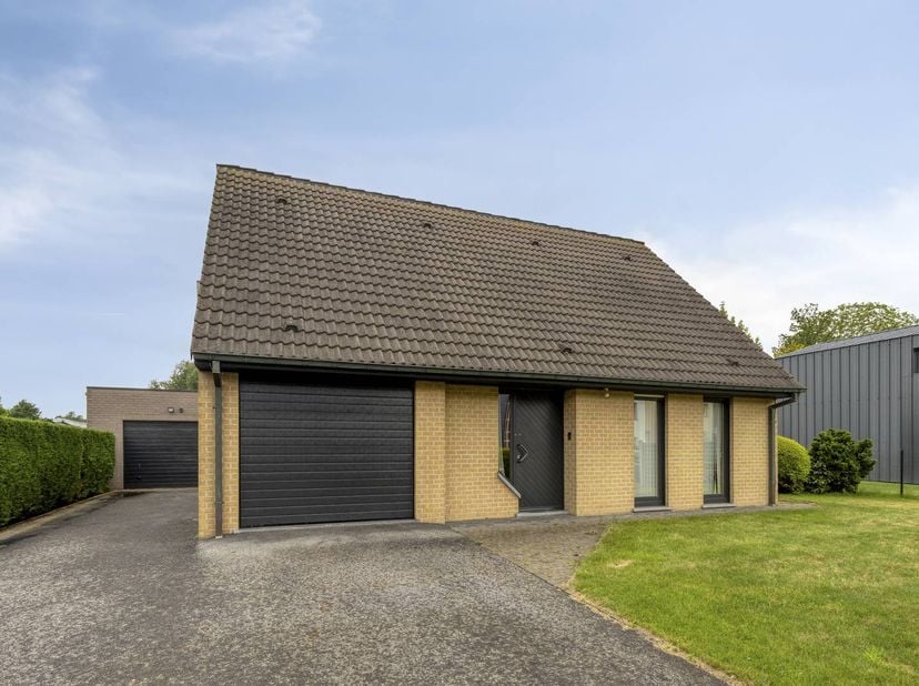 INDELING: <br />
<br />
Gelijksvloers: <br />
Inkomhal met gastentoilet - leefruimte met zithoek en eetkamer - open keuken - wasplaats - inpandige gar