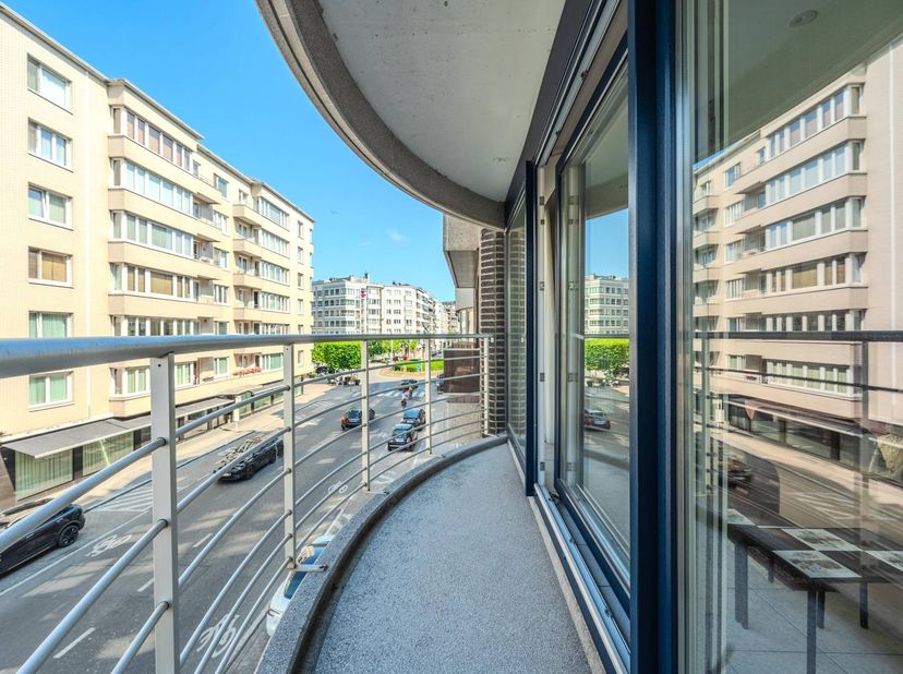 Dit ruime appartement te koop bevindt zich op de tweede verdieping van de goed onderhouden Residentie Dubayy, centraal gelegen langs de Torhoutsesteen