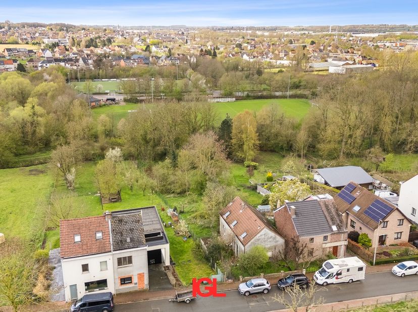 Immo Groot Leeuw presenteert u deze volledig te renoveren woning met een potentieel, gelegen in het rustige en groene Beersel.<br />
De woning is voll
