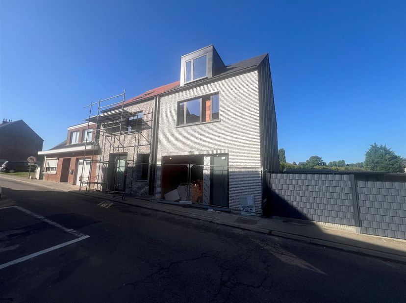Half-open nieuwbouwwoning met garage in casco staat (winddicht) verkocht, gelegen in een rustige straat met zuid-west gerichte tuin en uitzicht en toc