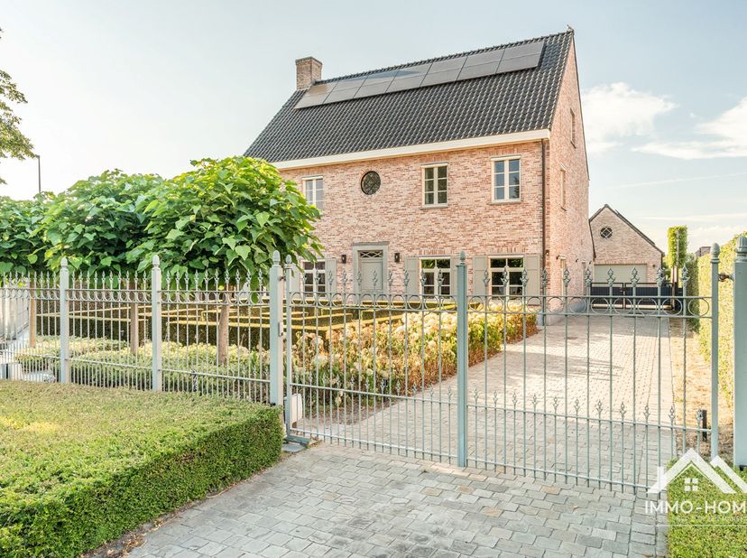 Deze prachtige woning ontvangt je in een ruime inkomhal, waar meteen ook de landelijke stijl van het complete pand wordt onthuld. Zo kom je verder tot