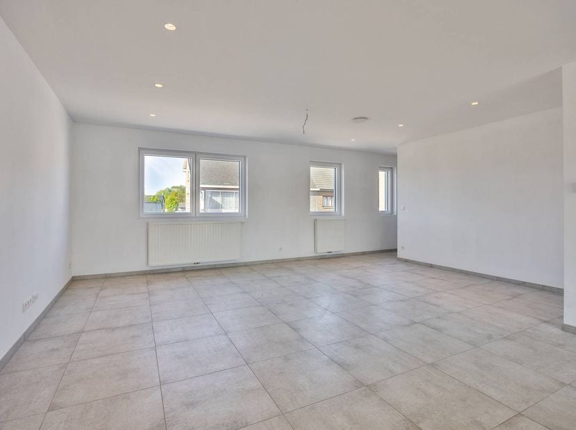 Dit stijlvolle triplexappartement uit 2022 biedt met ca. 185 m² het comfort en het gevoel van een bel-etagewoning, gecombineerd met de voordelen van e