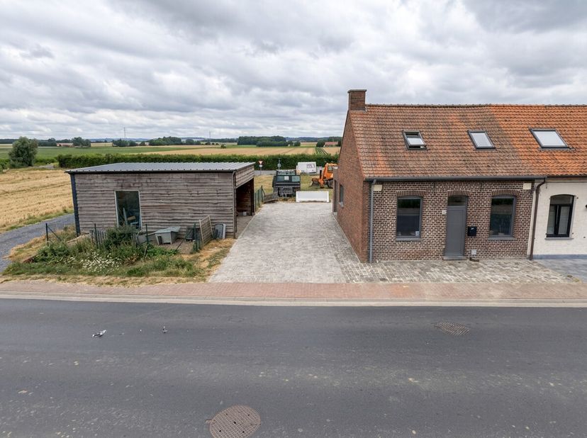 Découvrez cette maison entièrement rénovée à Zonnebeke, où le confort moderne et un emplacement calme se marient à la perfection.Profitez chaque jour