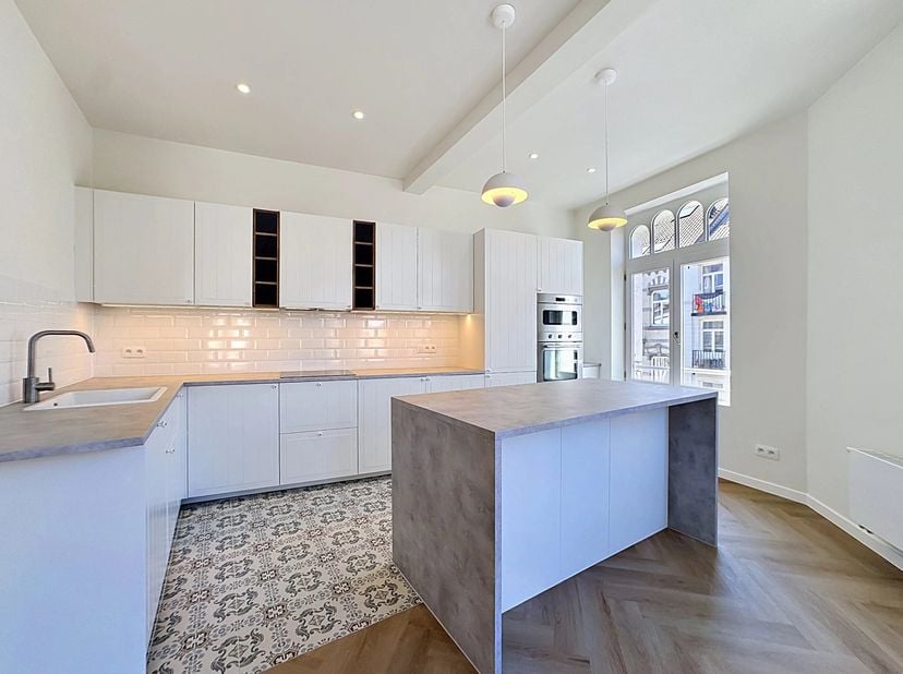 Victoire Junot vous propose cet appartement 2 chambres entièrement rénové, situé dans le quartier Saint-Boniface, au 3ème étage.<br />
Il se compose d