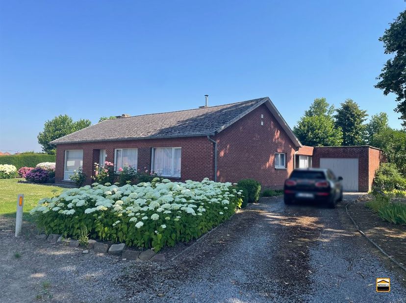 Te renoveren gelijkvloerse woning op een prachtig landelijk perceel van ca. 14 are<br />
<br />
Bent u op zoek naar een woning die u volledig naar e