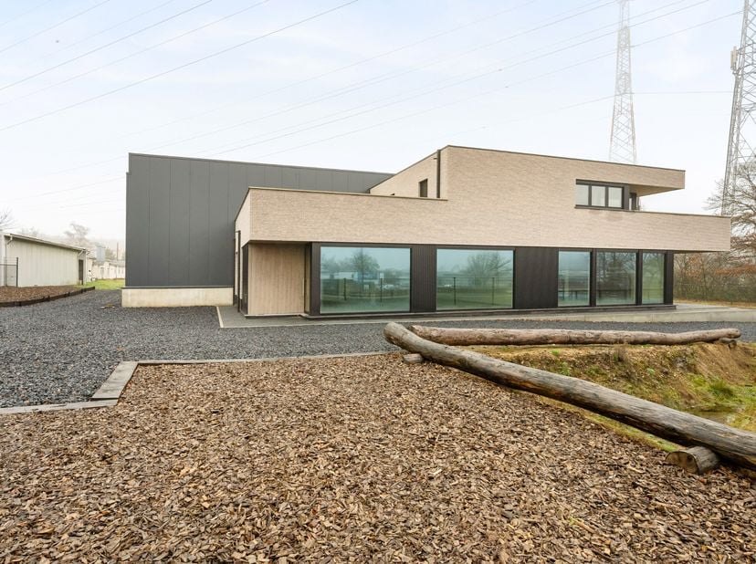 Modern nieuwbouw bedrijfsgebouw gelegen in het industriegebied van Zutendaal, met een totale bedrijfsoppervlakte van 1.000 m², ideaal voor opslag, pro