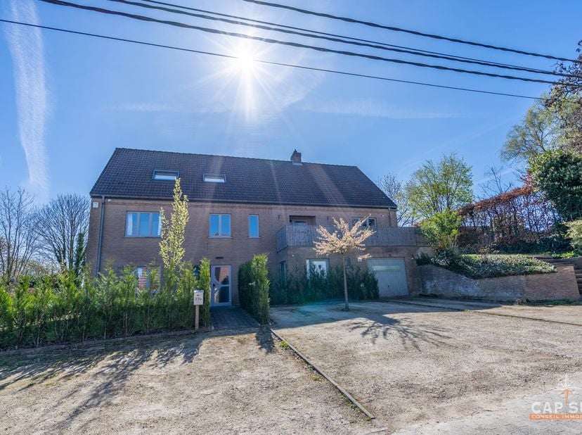 Ophain - Cap Sud vous propose ce spacieux bien de ± 250 m² habitables offrant une combinaison particulièrement intéressante entre la maison familiale