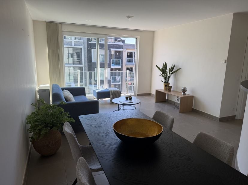 Licht en recent appartement in het hart van Wenduine, op wandelafstand van de Zeedijk en slechts enkele meters van de Kerkstraat. Indeling: inkom- en