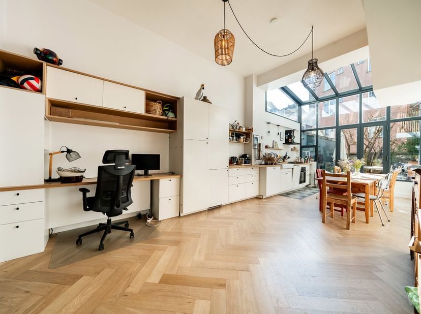 Gerenoveerde woning met 5 slaapkamers en binnenkoer – Chaussée de Forest<br />
Gelegen aan de Chaussée de Forest, op korte afstand van alle voorzienin