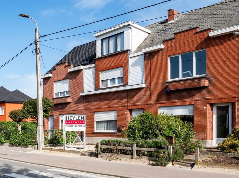 Gelegen op een goed bereikbare locatie bevindt zich deze te renoveren woning, met een vlotte aansluiting naar omliggende gemeenten. Winkels, scholen e